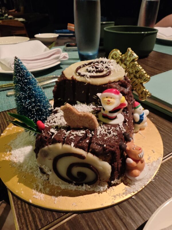 Pawmazing Anna Log Cake